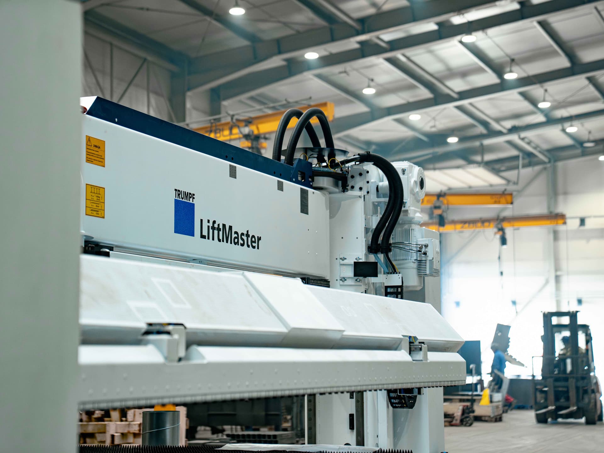 Nowoczesna maszyna Trumpf LiftMaster w hali produkcyjnej ROLF - symbol precyzji i najwyższej jakości produkcji