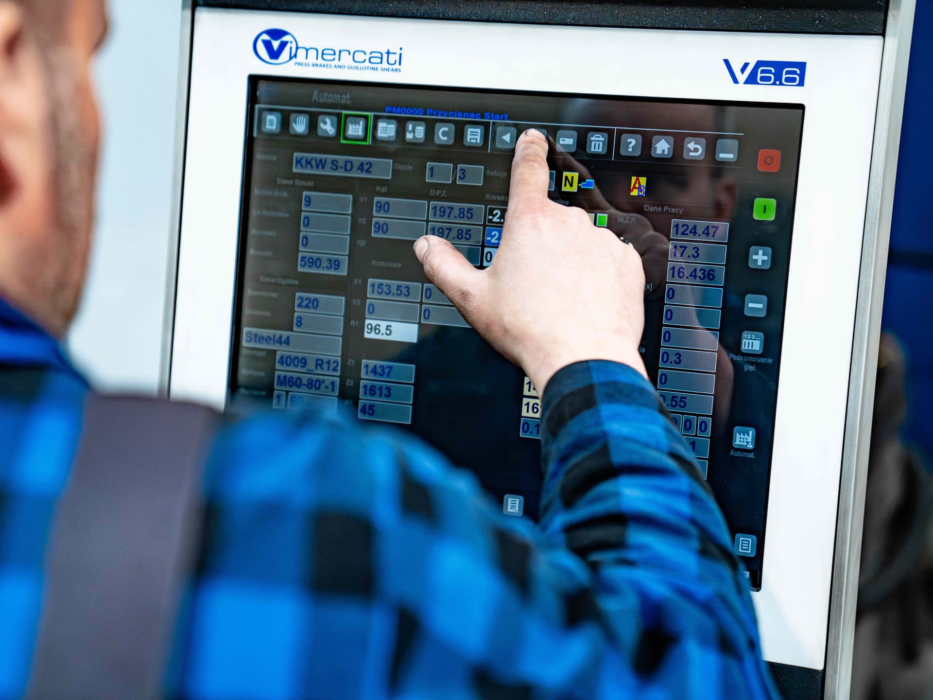 Operator ROLF obsługujący panel sterowania maszyny Vimercati V6.6 — kompetencje techniczne zespołu
