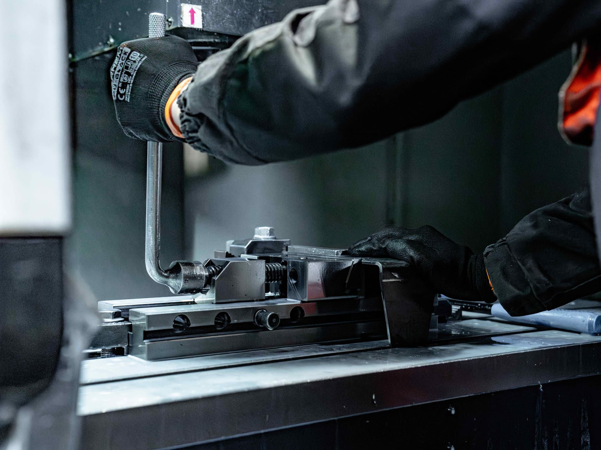 Precyzyjna praca – pracownik ROLF ze sprzętem pomiarowym